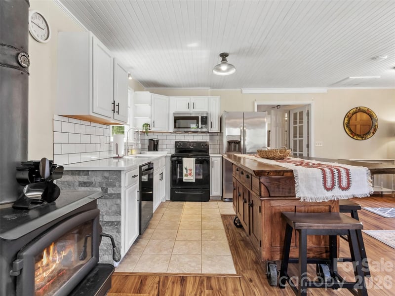 24 Baldridge Dr, Burnsville, NC 28714