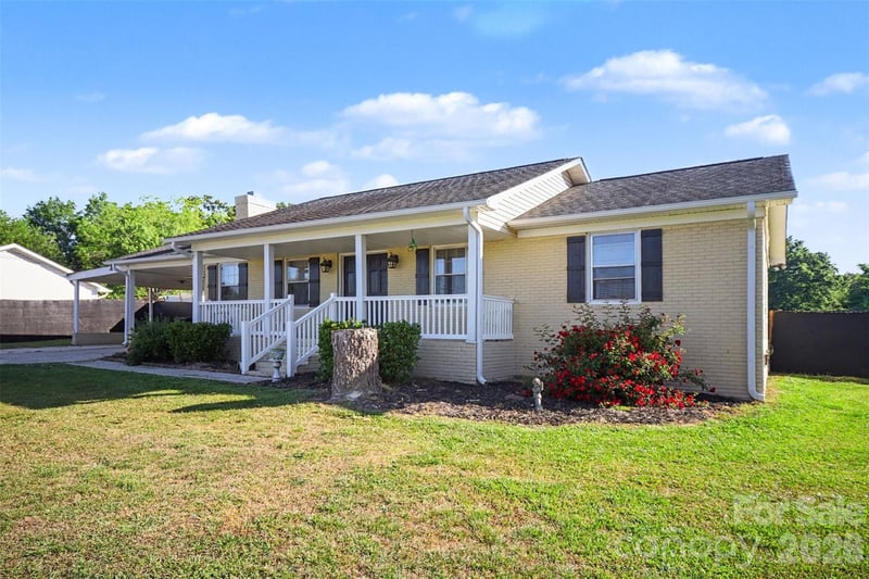1087 Greenbriar Dr, Lancaster, SC 29720