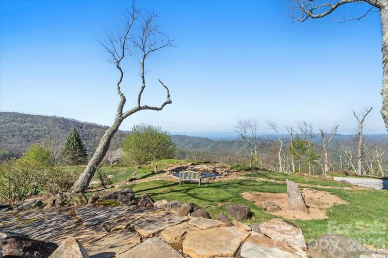 9 Hawks Ledge Trl, Burnsville, NC 28714
