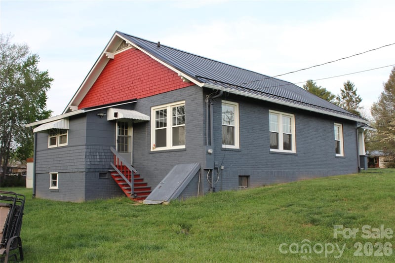 300 Banner Farm Rd, Mills River, NC 28759