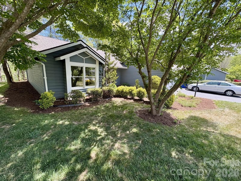 10 Laurel Place Dr, Asheville, NC 28803