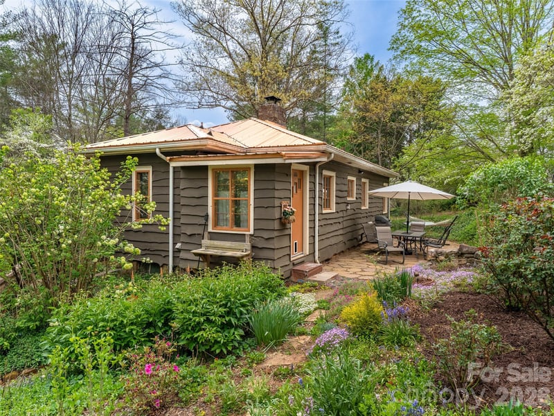 686 New Haw Creek Rd, Asheville, NC 28805