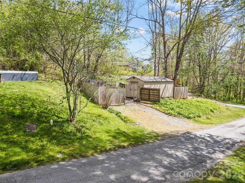 26 Lansing Rd, Waynesville, NC 28786