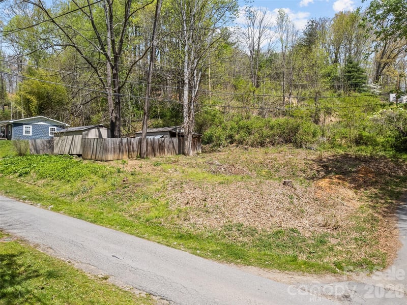 26 Lansing Rd, Waynesville, NC 28786