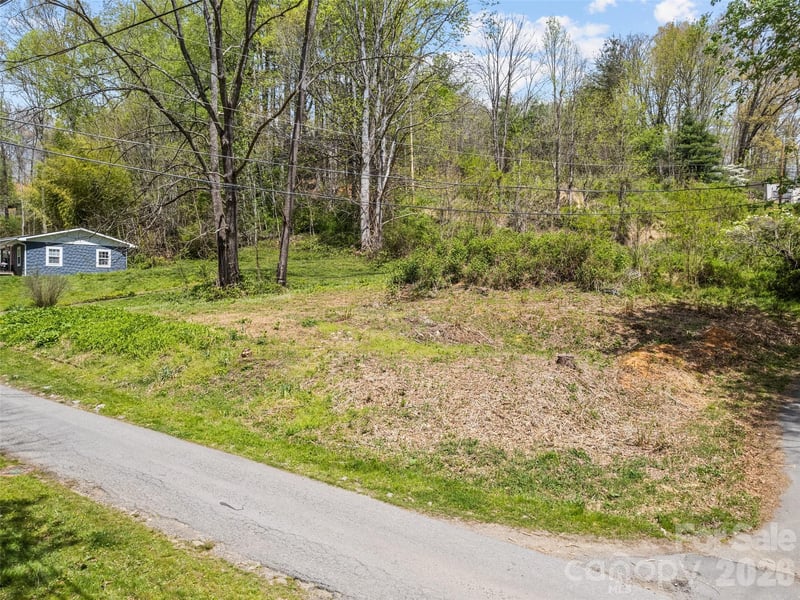 26 Lansing Rd, Waynesville, NC 28786