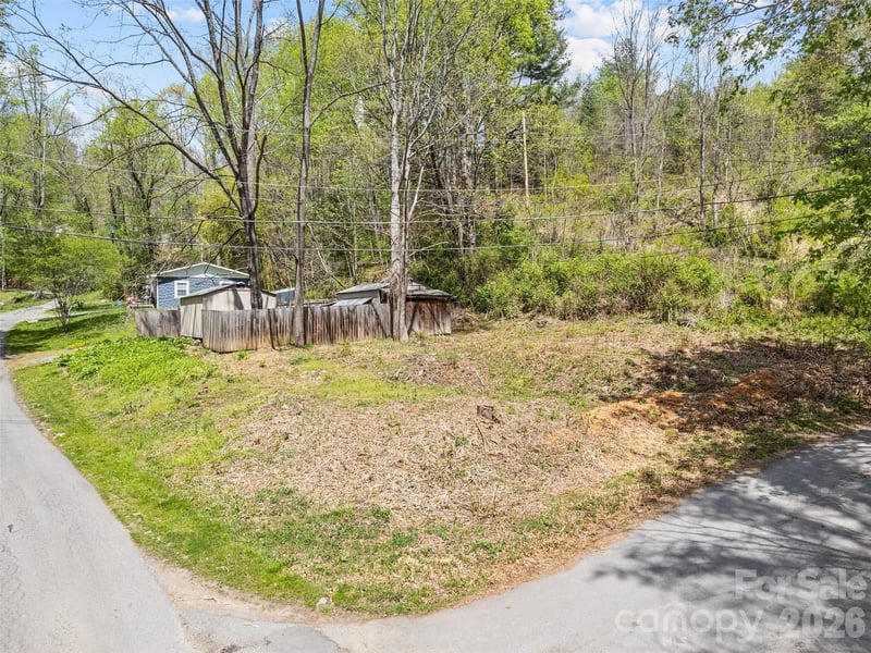 26 Lansing Rd, Waynesville, NC 28786