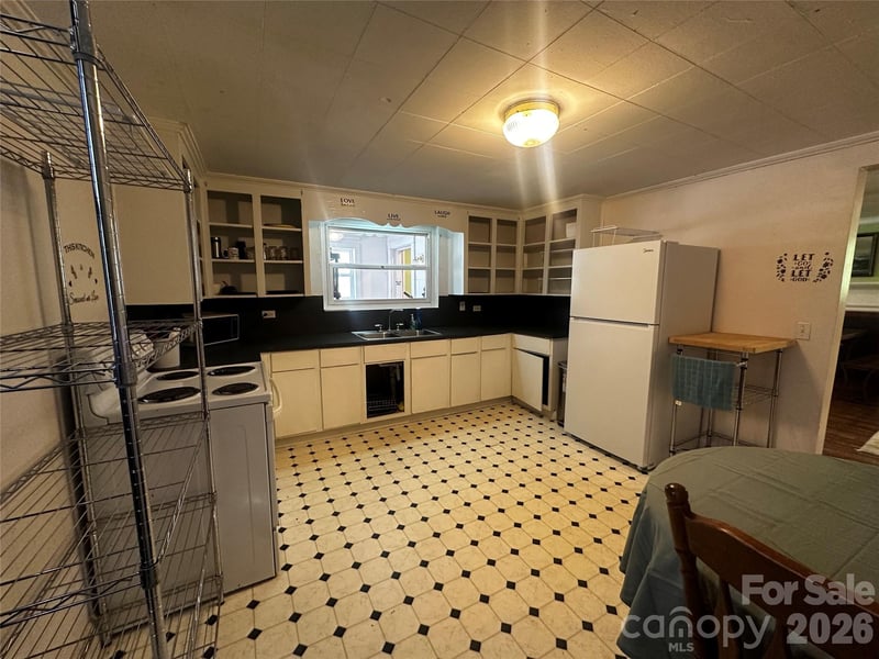 9 Poplar Dr, Spruce Pine, NC 28777