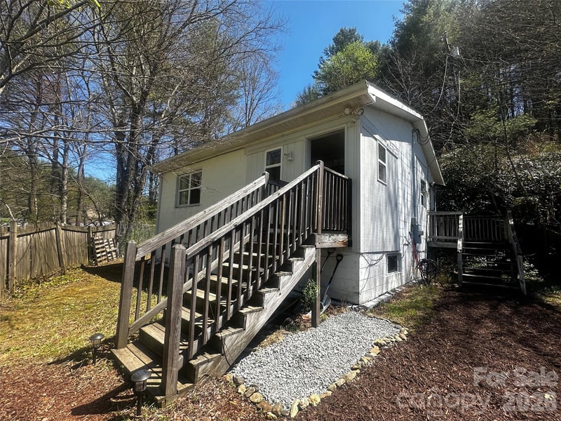 9 Poplar Dr, Spruce Pine, NC 28777