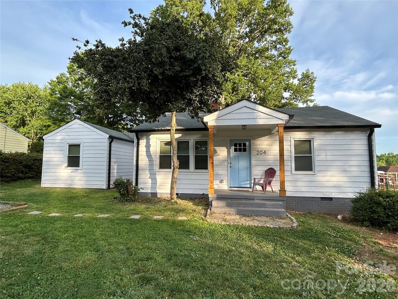 204 Oak St, Lowell, NC 28098