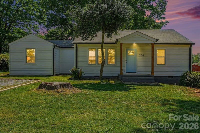 204 Oak St, Lowell, NC 28098