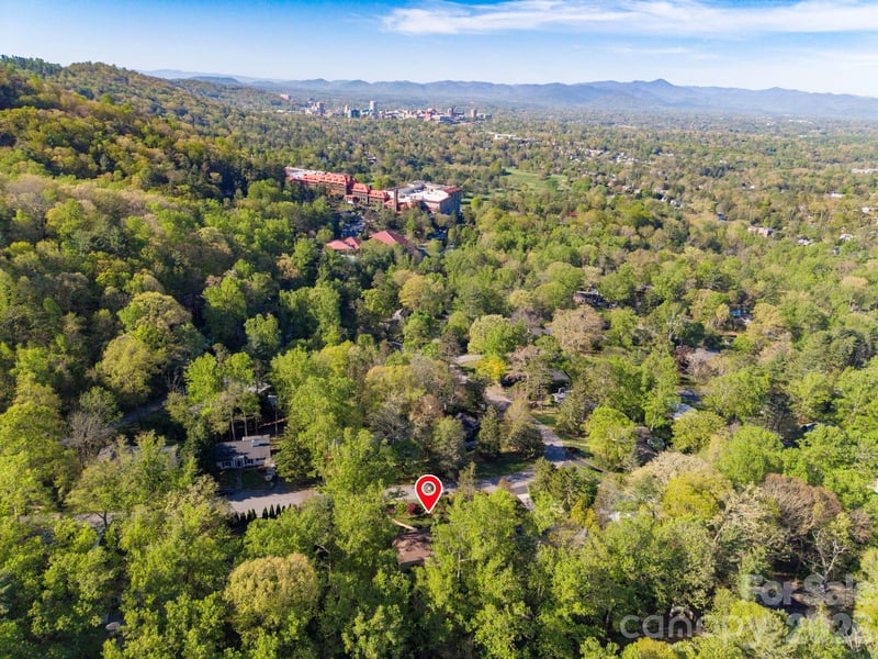 24 Woodcrest Rd, Asheville, NC 28804