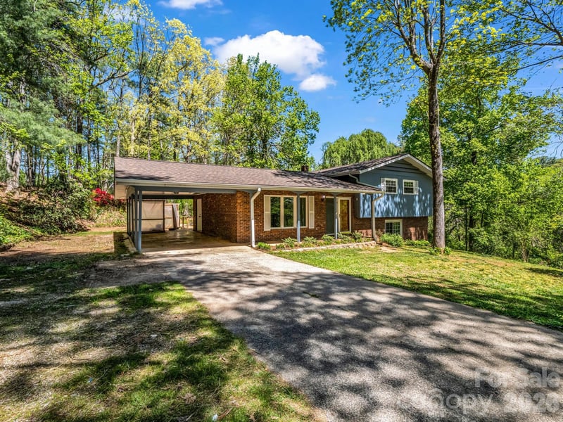 31 Firefly Ln, Saluda, NC 28773