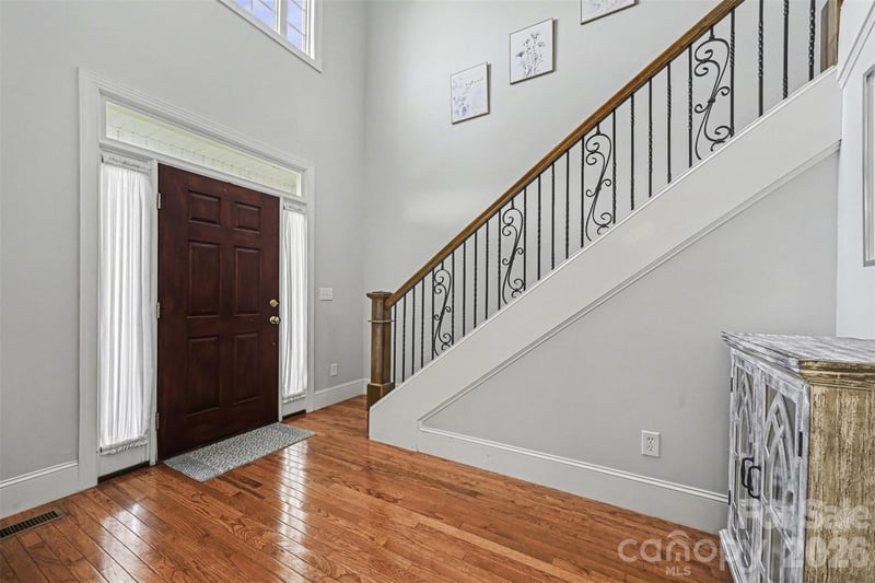 7940 Oakmont Ct, Hickory, NC 28602