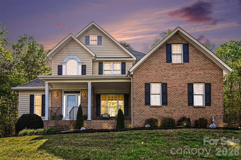 7940 Oakmont Ct, Hickory, NC 28602