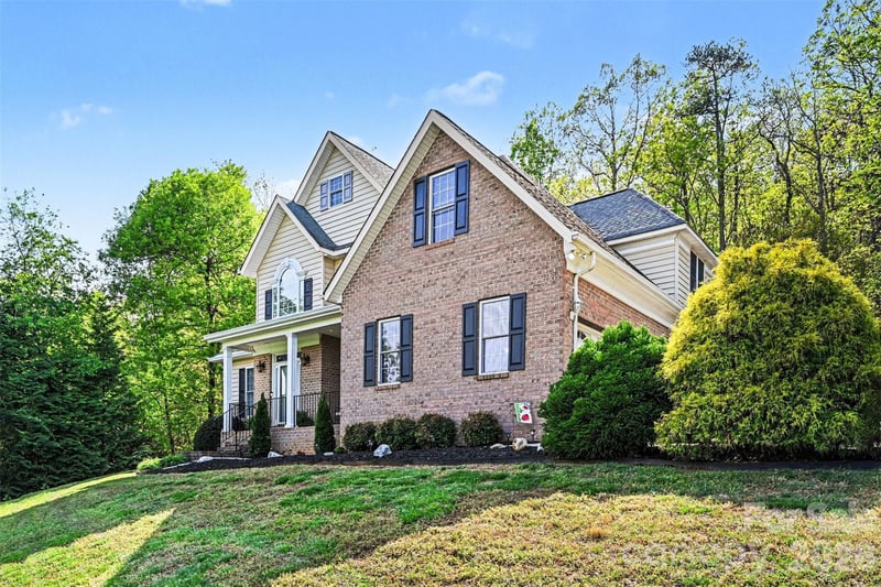 7940 Oakmont Ct, Hickory, NC 28602