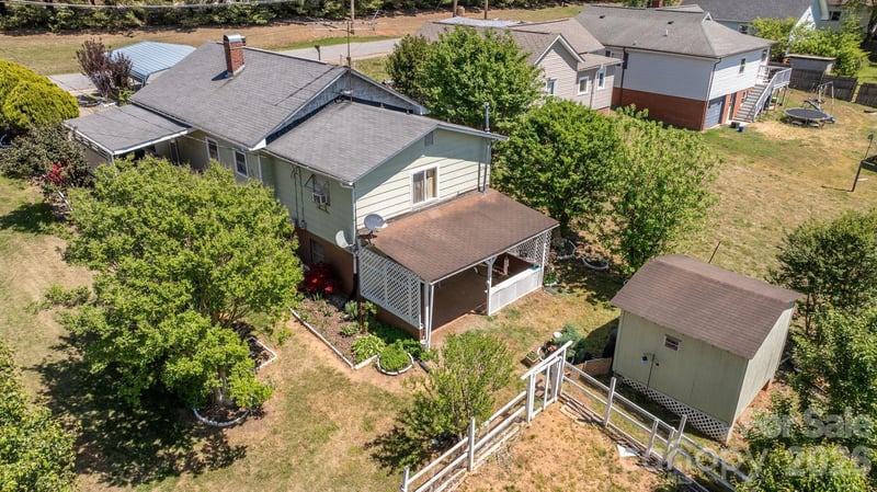 24 Midway St, Granite Falls, NC 28630