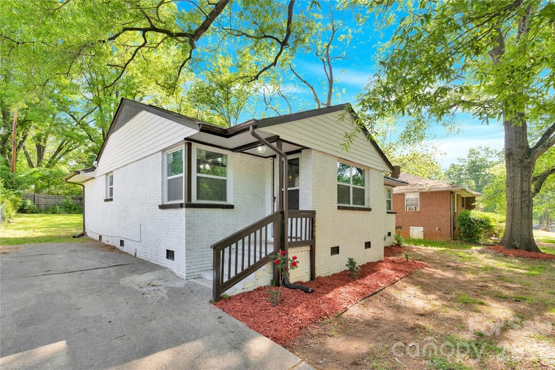 3300 Bonaire Dr, Charlotte, NC 28208