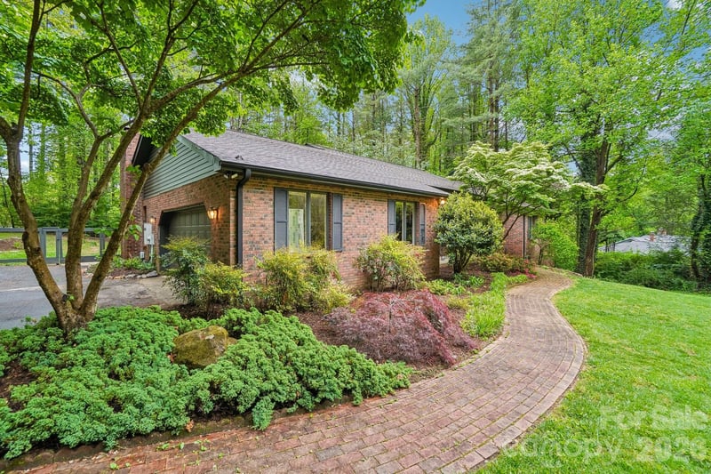 9 Westbridge Dr, Hendersonville, NC 28739