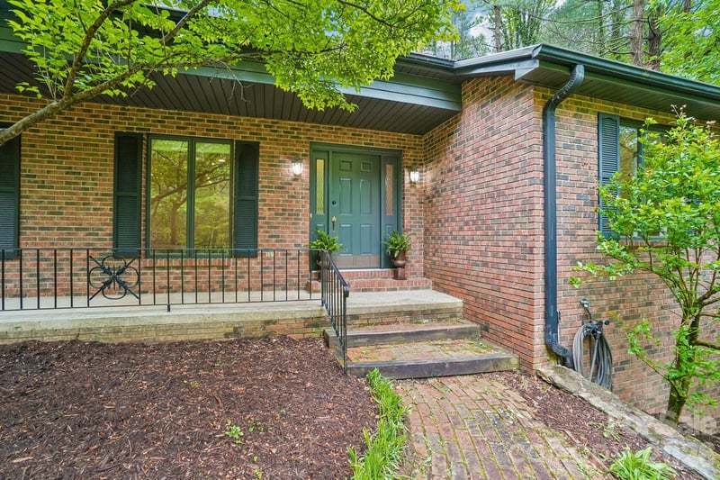 9 Westbridge Dr, Hendersonville, NC 28739