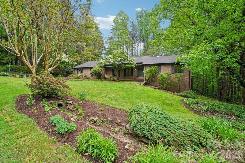9 Westbridge Dr, Hendersonville, NC 28739