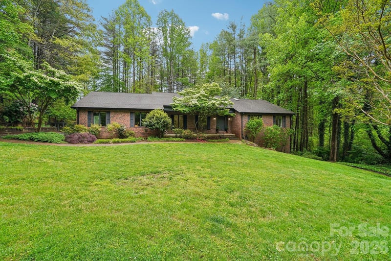 9 Westbridge Dr, Hendersonville, NC 28739