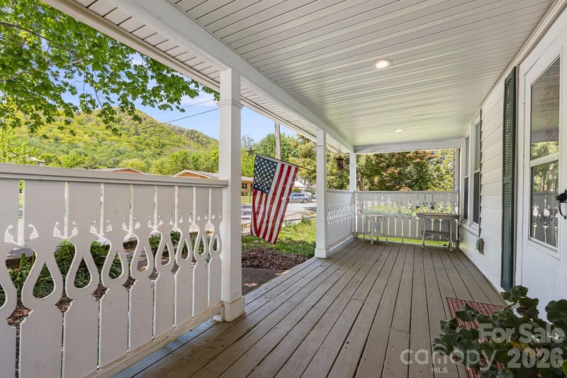 79 Walnut St, Hot Springs, NC 28743