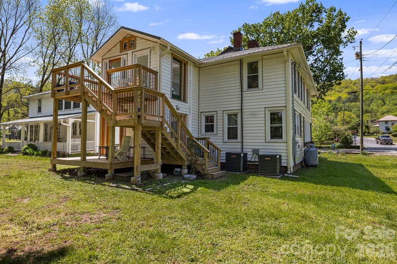 79 Walnut St, Hot Springs, NC 28743