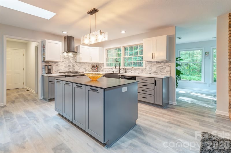 3 Sunningdale Dr, Flat Rock, NC 28731