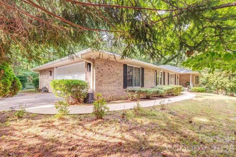 3 Sunningdale Dr, Flat Rock, NC 28731