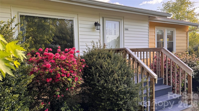 144 Macedonia Rd, Asheville, NC 28804