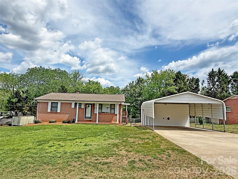 2649 Westview Acres St, Hickory, NC 28601