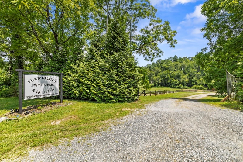 442 Blantyre Church Rd, Horse Shoe, NC 28742