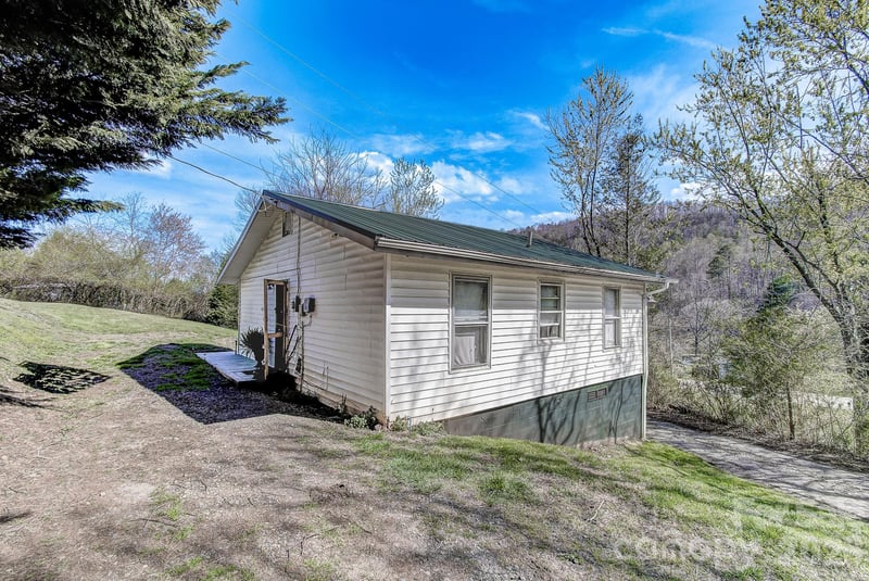 6 Lands End Dr, Candler, NC 28715