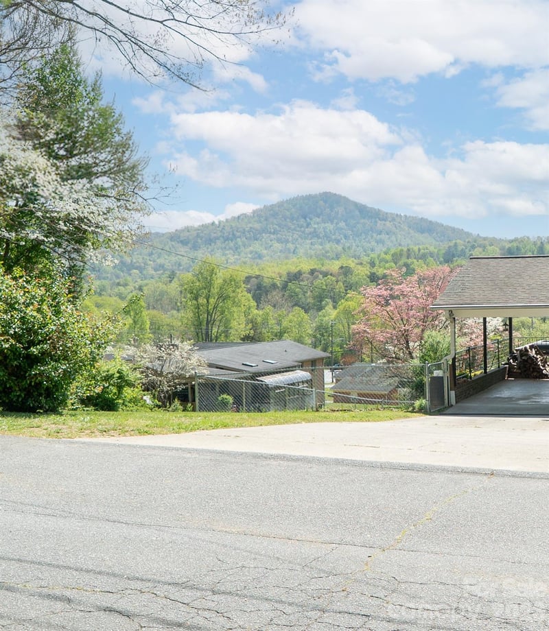 1421 Windsor St, Lenoir, NC 28645