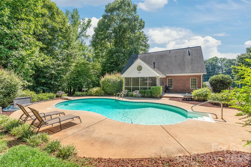 1006 Strawberry Ln, Gastonia, NC 28054