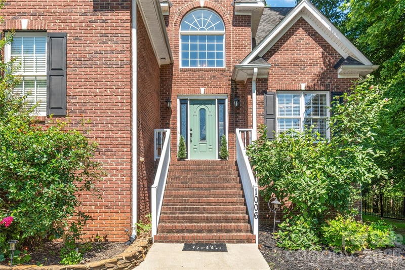 1006 Strawberry Ln, Gastonia, NC 28054