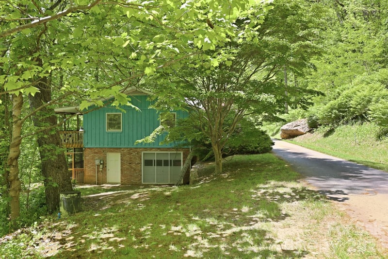 169 Sleepy Hollow Ln, Canton, NC 28716