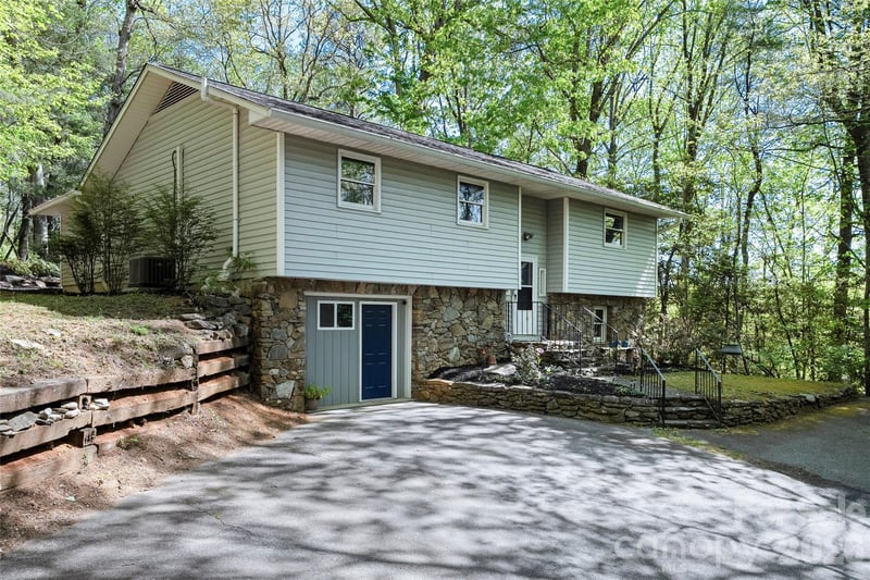 84 Chisholm St, Saluda, NC 28773