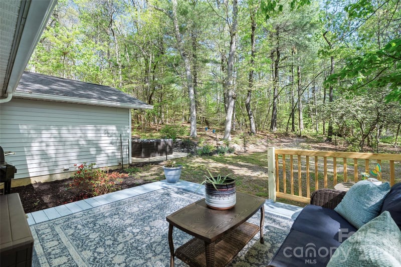 84 Chisholm St, Saluda, NC 28773