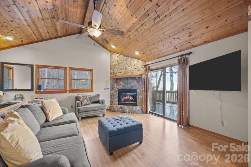 959 Plott Balsam Rd, Maggie Valley, NC 28751