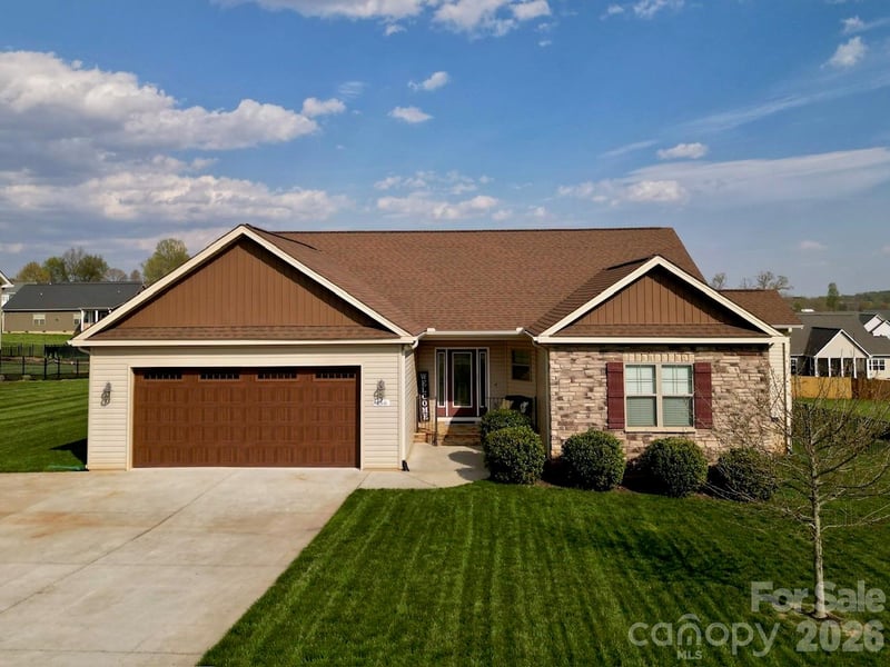 156 Greythorn Dr, Statesville, NC 28625