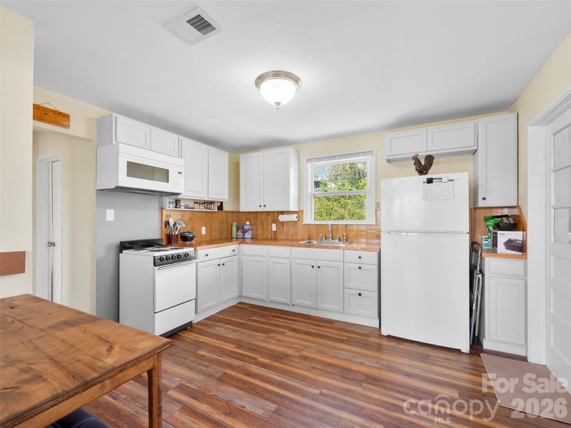 209 Wilmont Dr, Hendersonville, NC 28792