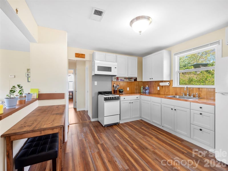 209 Wilmont Dr, Hendersonville, NC 28792