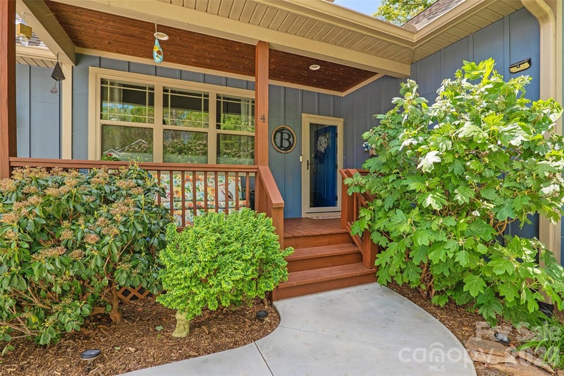 4 Oak Mountain Dr, Leicester, NC 28748