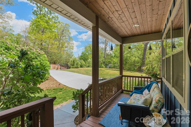 4 Oak Mountain Dr, Leicester, NC 28748