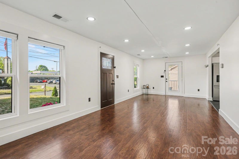 6 Sunrise Ave, Thomasville, NC 27360