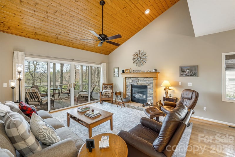 2115 Cumming Woods Ct, Hendersonville, NC 28739