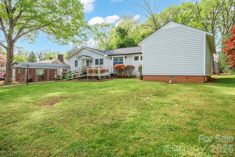 305 9th St, Newton, NC 28658