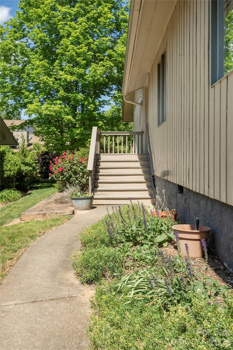 109 Clubwood Ct, Asheville, NC 28803