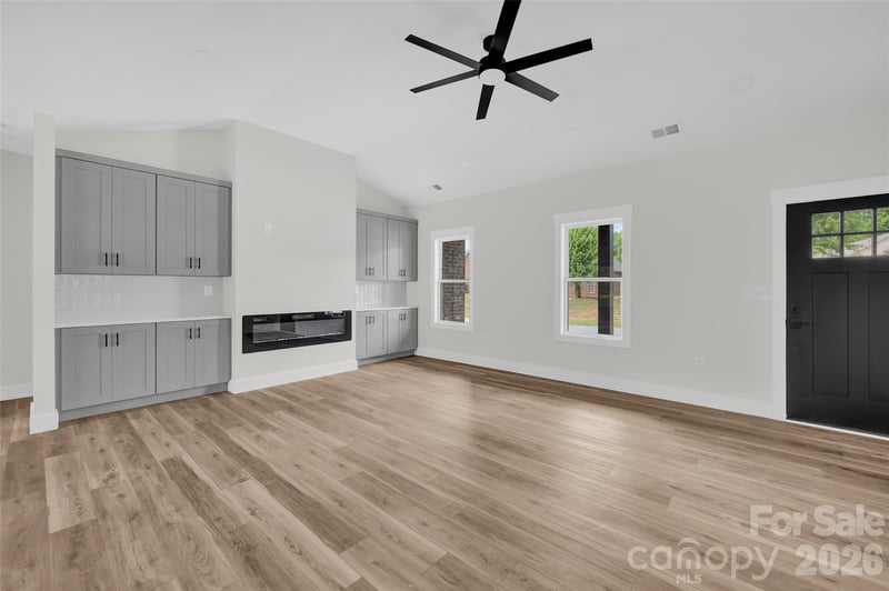 906 4th St NE, Conover, NC 28613